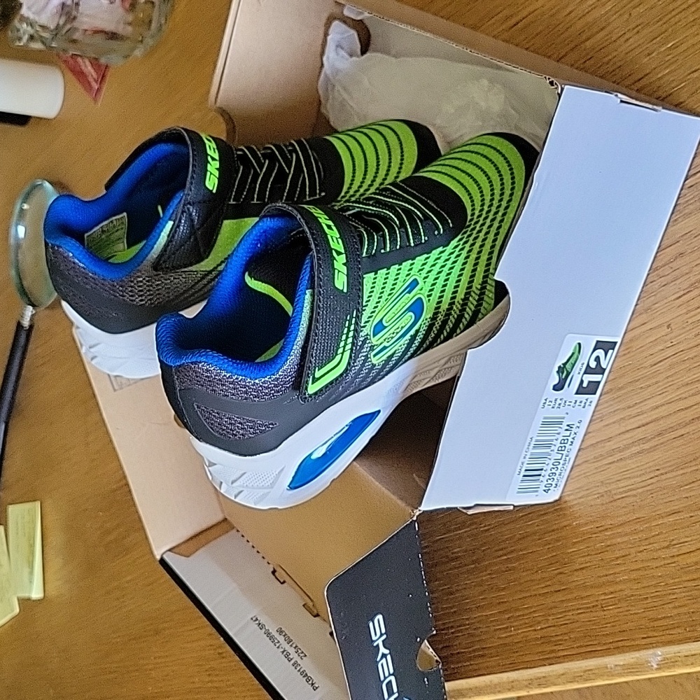 Like New in box little boys Skechers Skech-Air